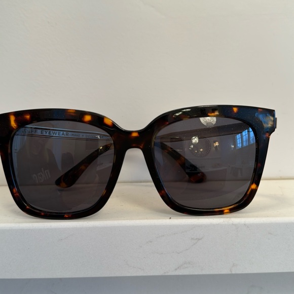 Gorgeous sunglasses! - Picture 1 of 4